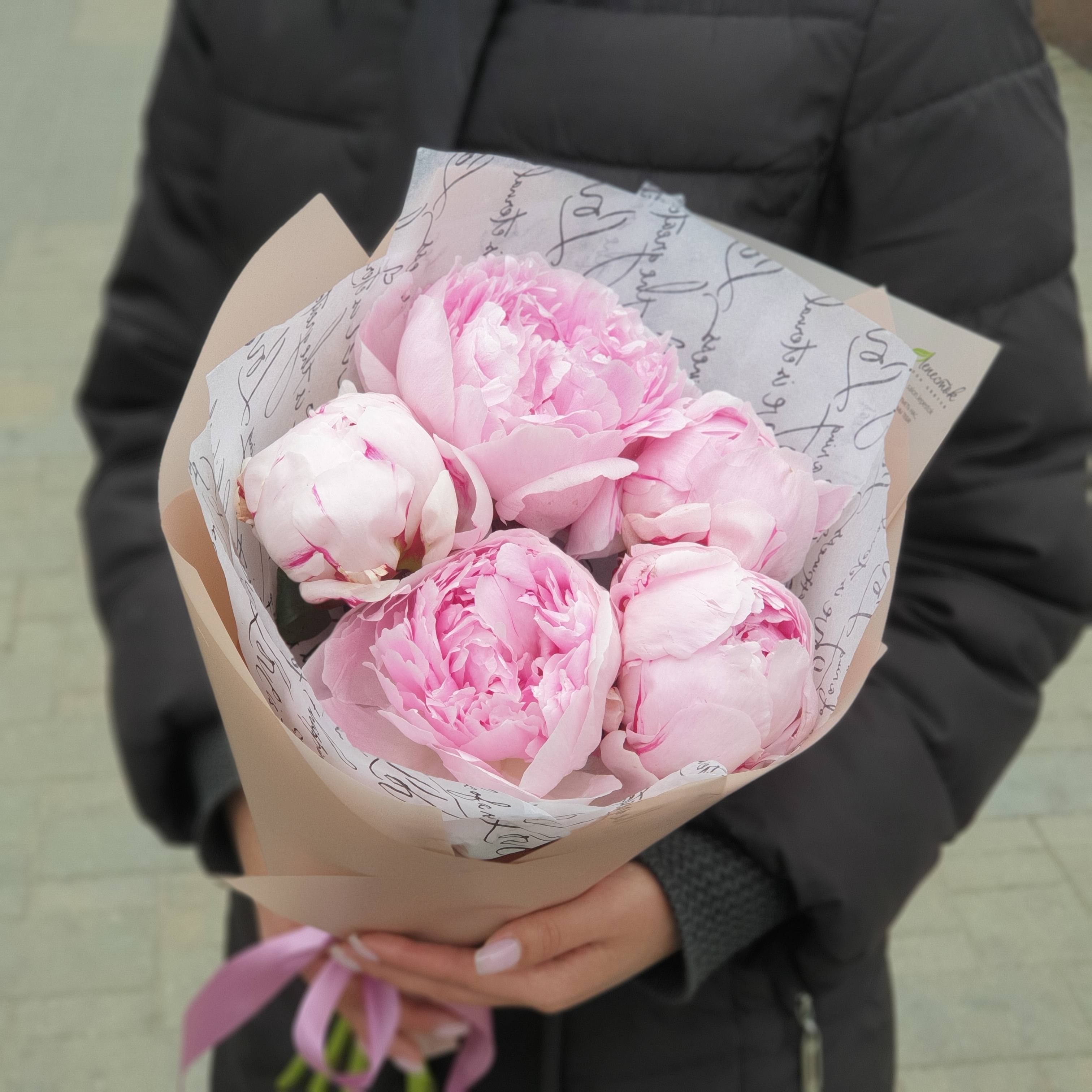 75 Белых Пионов в стильной упаковке